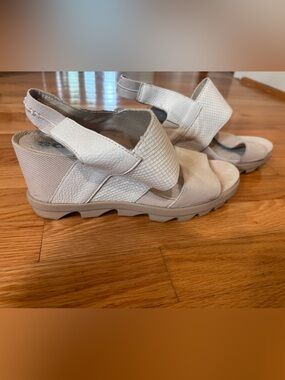 Sorel Off-White Textured Leather Wedge Sandals